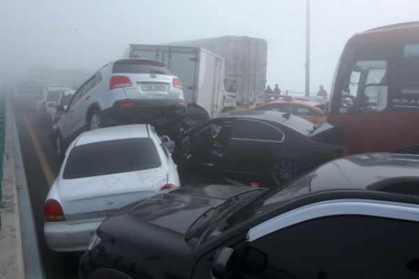 W Korei Południowej zderzyło się około 100 samochodów. Są zabici i ranni