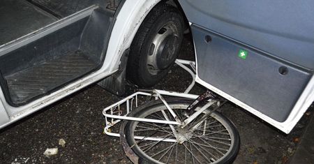 Leżał na jezdni obok roweru. Najechał na niego  Mercedes Sprinter. Poniósł śmierć na miejscu