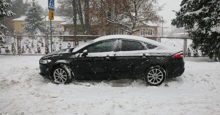 Pod szkołą potrąciło ją auto, przejechał po niej kolejny pojazd. 14-latka walczy o życie