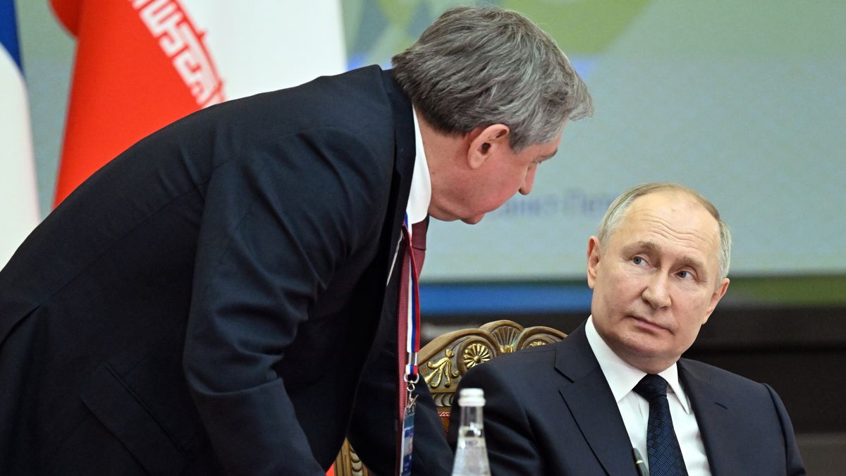 Russian President Vladimir Putin (L) and Russian Energy Minister Nikolai Shulginov attend a meeting of the Supreme Eurasian Economic Council in St. Petersburg, Russia, 25 December 2023. EPA/PAVEL BEDNYAKOV/SPUTNIK/KREMLIN POOL MANDATORY CREDIT Dostawca: PAP/EPA.