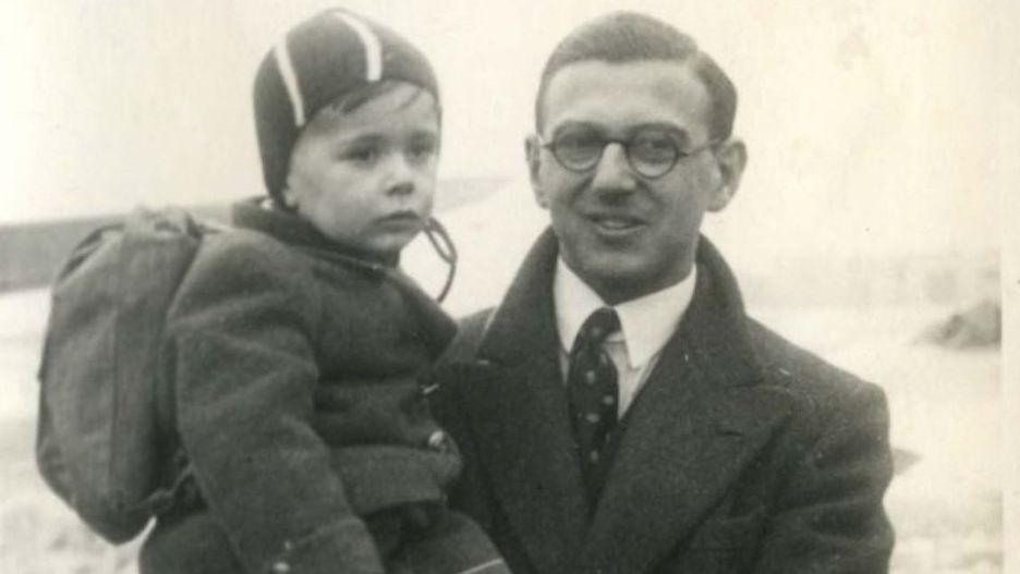 Nicholas Winton z uratowanym dzieckiem