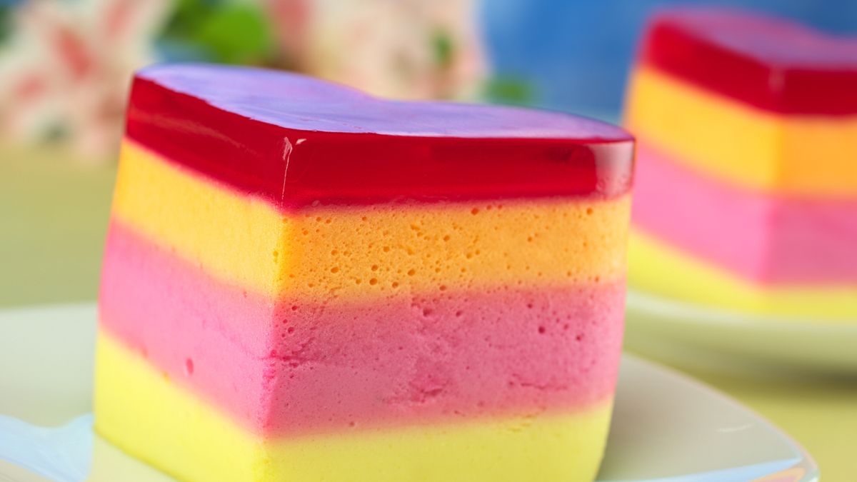 Dzieci uwielbiają kolorowy sernik z galretkami