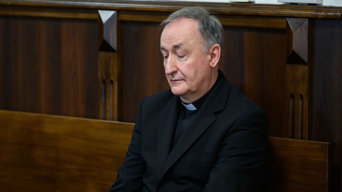  Biskup Andrzej Jeż na sali rozpraw Sądu Rejonowego w Tarnowie