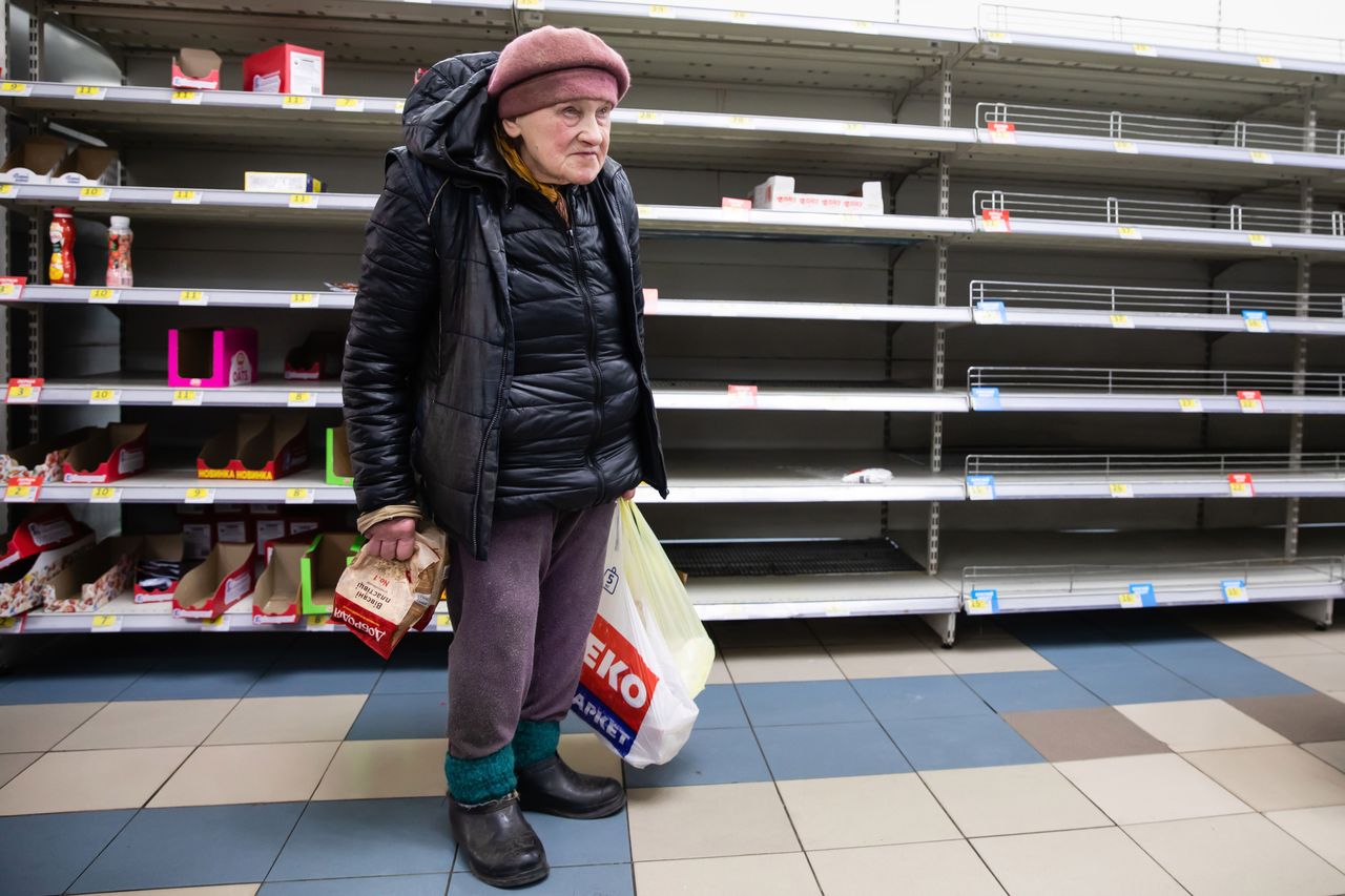 Kijów, Ukraina - 28 lutego 2022: Wojna Rosji z Ukrainą. Puste półki w sklepach spożywczych w Kijowie.