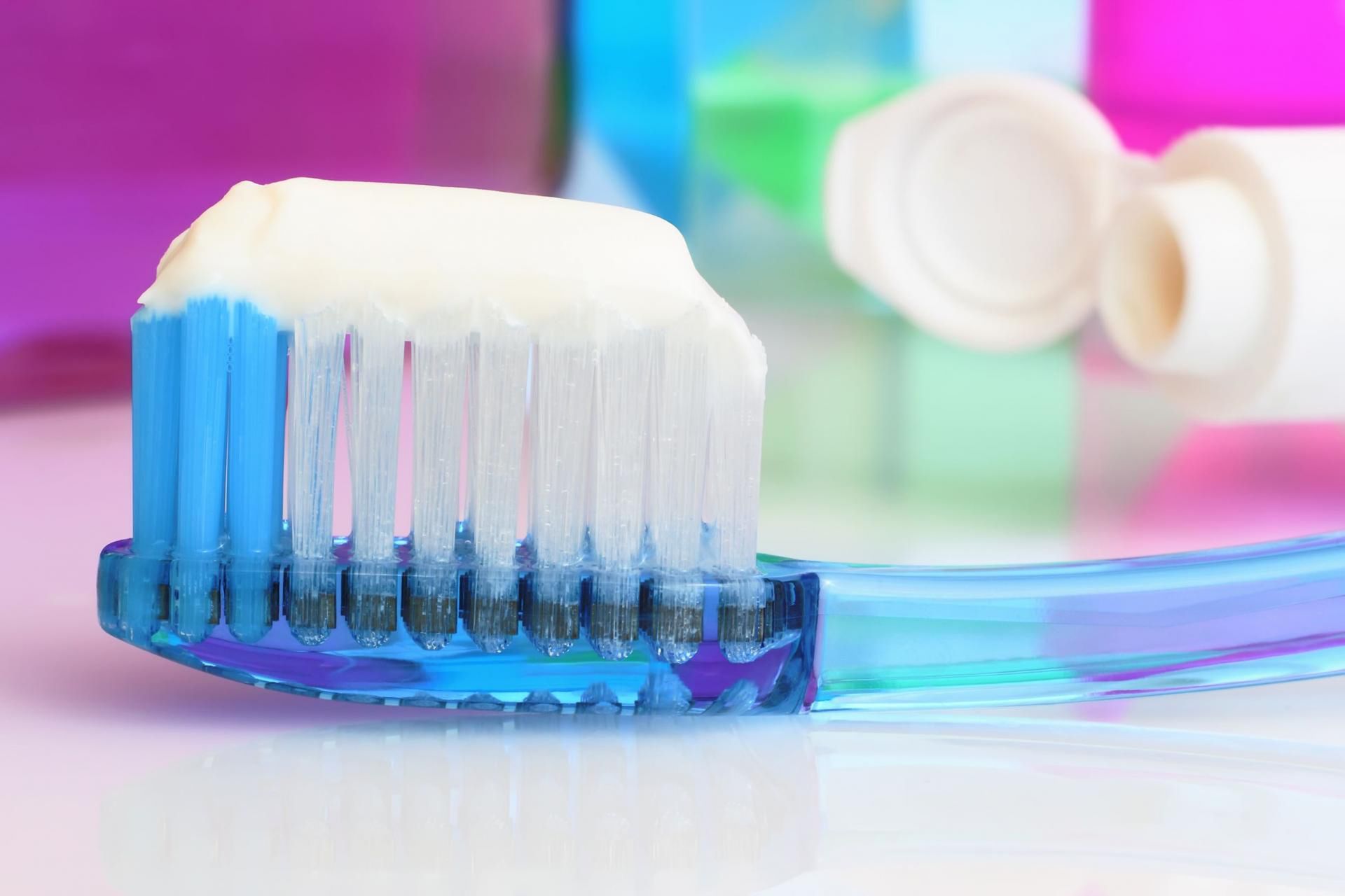 Wiele past do zębów zawiera fluor