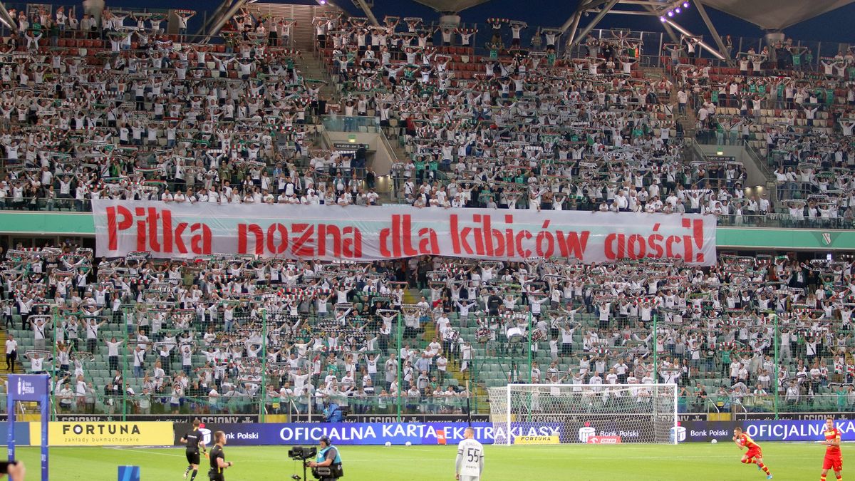 Zdjęcie okładkowe artykułu: WP SportoweFakty / Mateusz Czarnecki / Na zdjęciu: kibice na stadionie Legii Warszawa