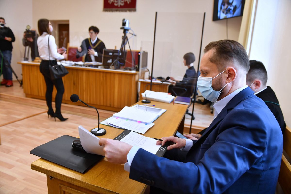 Kamil Durczok przed sądem w Piotrkowie Trybunalskim, gdzie miał miejsce proces ws. kolizji, którą spowodował dziennikarz