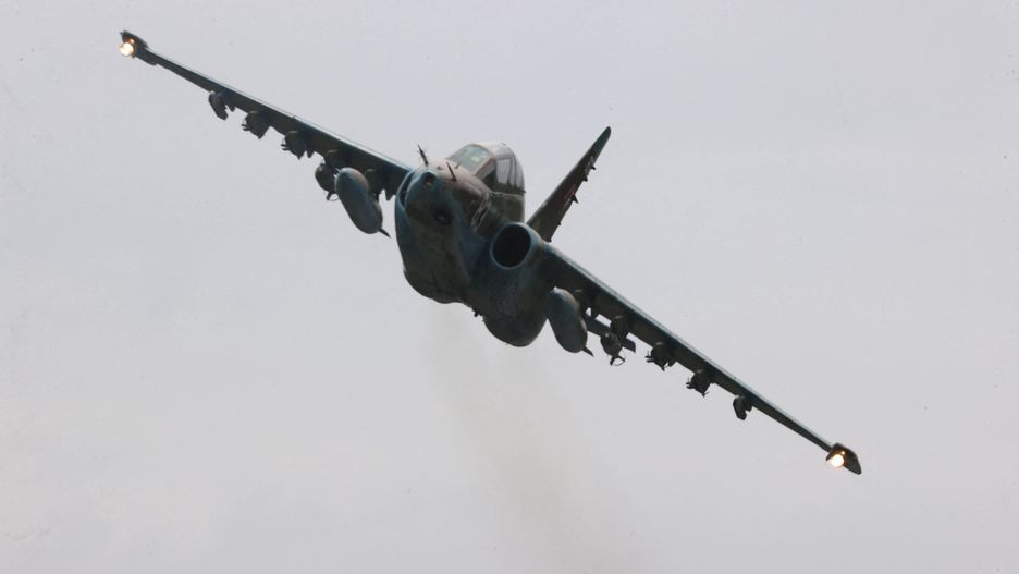 Joint special Belarusian-Russian exercise in Minsk
MINSK, BELARUS - AUGUST 25: A view of the joint special Belarusian-Russian exercise as Su-25, Yak-130, and L-39 aircraft of the Armed Forces of the Republic of Belarus landed on an airfield section of the road in Minsk, Belarus on August 25, 2021. Aircraft weapons were installed on the aircraft, refueling was carried out, after which the aircraft will perform bombing at the training ground. Stringer / Anadolu Agency/ABACAPRESS.COM 
Dostawca: PAP/Abaca
AA/ABACA
bia�orusko-rosyjskie, �wiczenia, lotnictwo wojskowe, lotnicze, specjalne