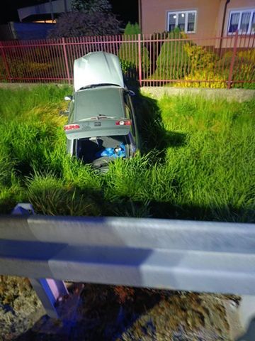 Wypadek w Goździelinie, samochód w rowie