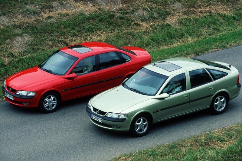 Opel Vectra B - sedan u góry i liftback u dołu