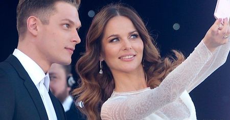 Przyszła mama Paulina Sykut poprowadziła uroczysty koncert. Postawiła na białą kreację polskiej marki