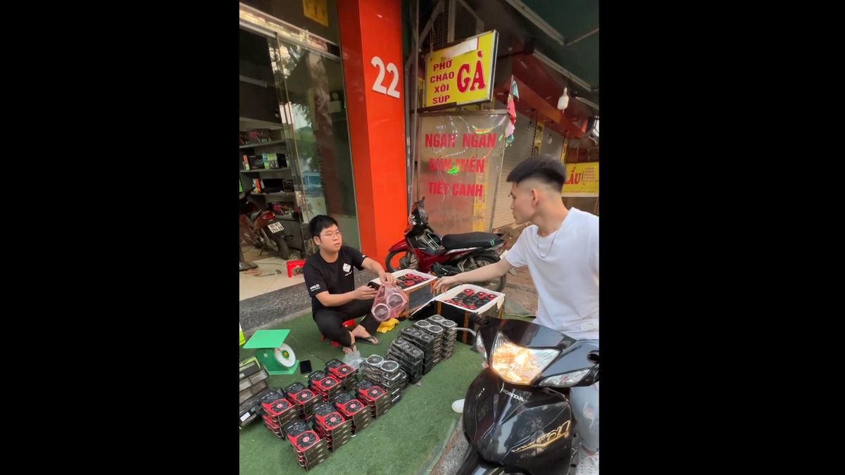 Azjatycki bazar z kartami graficznymi.