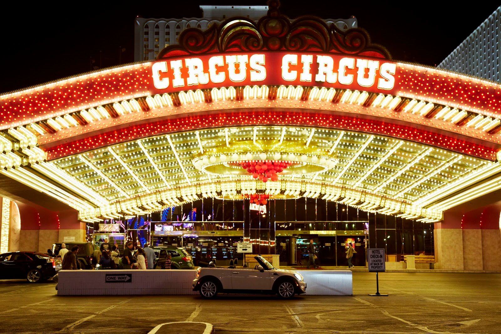 Galeria Mini jako celebracja sprzedaży półmilionowego egzemplarza w USA 196