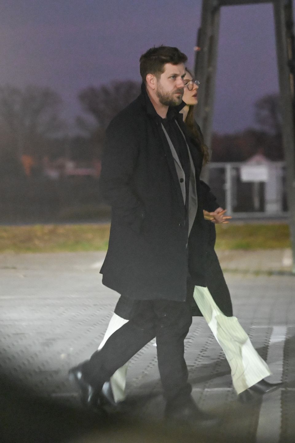 Antoni Królikowski i Izabela Banaś na wieczornym spacerze