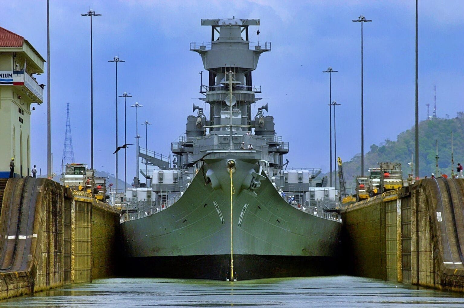 USS Iowa przepływający przez Kanał Panamski