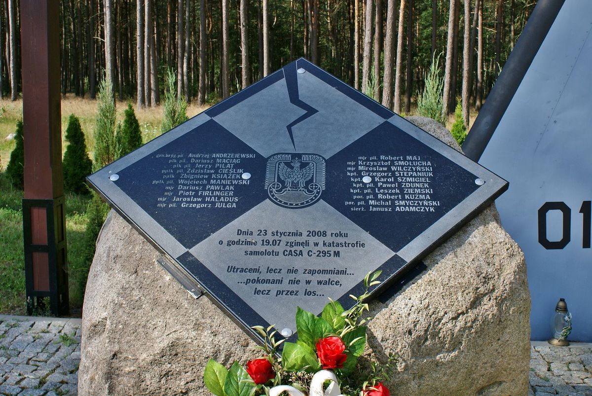 Pomnik upamiętniający katastrofę wojskowego samolotu CASA w Mirosławcu