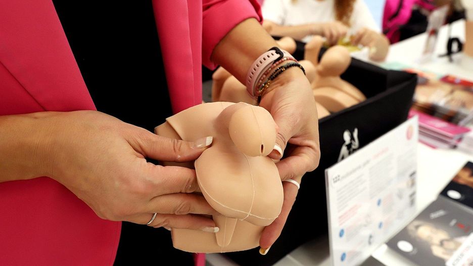 Samobadania jąder też trzeba się nauczyć. Łódzki oddział NFZ przypomina o tym mężczyznom w listopadzie z okazji akcji Movember 2025