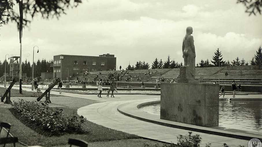 Wrocław. Basen Olimpijski kiedyś był perłą sportowego kompleksu na Zalesiu. Jednak od 30 lat już nie jest użytkowany. Tak w pył zamienia się historia tego miejsca