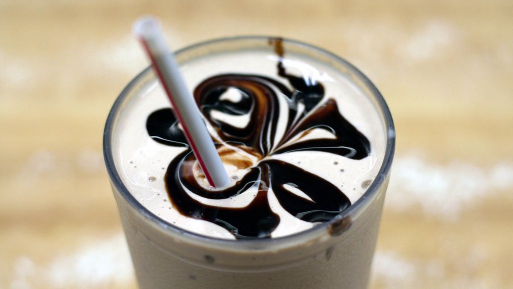 Czekoladowy napój mleczny o obniżonej zawartości kalorii z aspartamem, w proszku, przygotowany z wodą i lodem