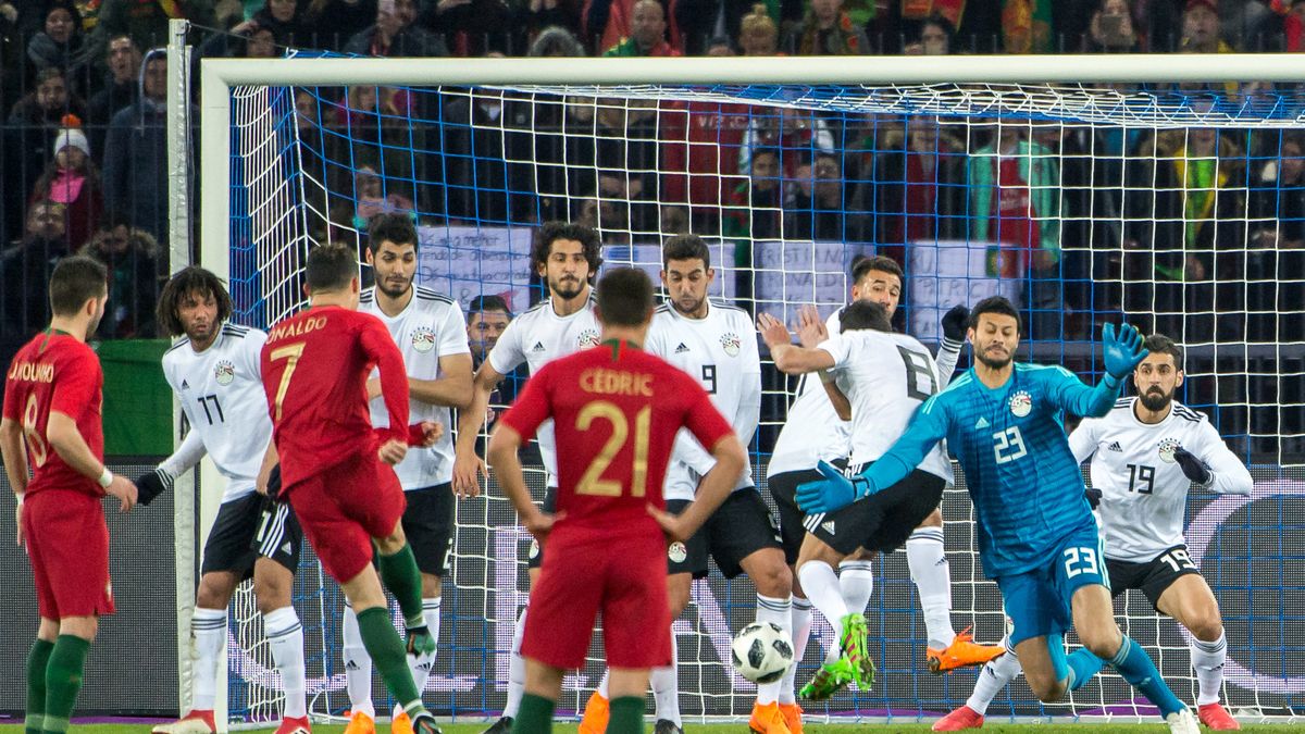 Zdjęcie okładkowe artykułu: Getty Images / Robert Hradil / Cristiano Ronaldo (Portugalia) wykonujący rzut wolny podczas meczu z Egiptem