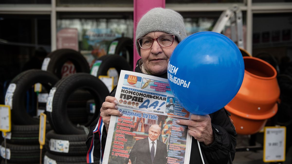 A woman holds a newspaper showing a photo of Russian President Vladimir Putin, during early voting in the Russian presidential elections, on a street in Donetsk, Russian controlled part of Ukraine, 13 March 2024. The Federation Council has scheduled presidential elections for 17 March 2024. Voting will last three days from 15 to 17 March. Four candidates registered by the Central Election Commission of the Russian Federation are vying for the post of head of state, including incumbent President Putin. Residents of Donbass and Novorossiya are electing the President of Russia for the first time. EPA/STRINGER Dostawca: PAP/EPA.
