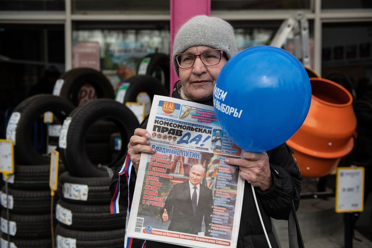 Russia entices voters with cars and iPhones in Putin's election bid