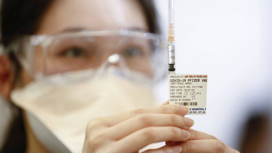 Szczepienia przeciw COVID-19. Pfizer o trzeciej dawce i wariancie Delta 