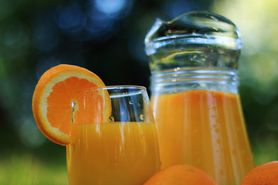 Napój pomarańczowy z dodatkiem pulpy i koncentratu