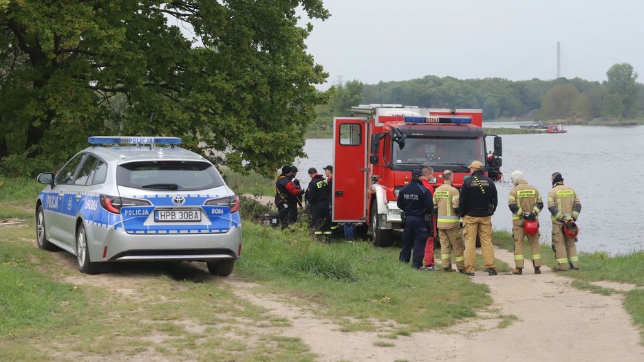 Akcja s?u?b nad Odr? we Wroc?awiu
24.04.2024 WROCLAW
GAZETA WROCLAWSKA
WROCLAW, KOZANOW, OKOLICE UL. CELTYCKA, RZEKA ODRA, POSZUKIWANIA MEZCZYZNY W RZECE. NA BRZEGU ZNALEZIONO JEGO RZCZY OSOBISTE
JAROSLAW JAKUBCZAK/POLSKA PRESS
STRAZ WOPR RATOWNICTWO WODNE NUREK ODRA RZEKA POLICJA POSZUKIWANIA LODZ AKCJA RZECZY OSOBISTE LASKA WODKA
JAROSLAW JAKUBCZAK/POLSKA PRESS