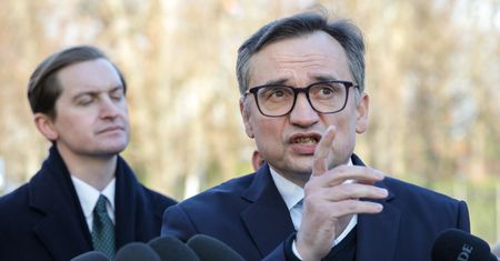 Rafał Trzaskowski uwięził Zbigniewa Ziobrę w korkach? "Nie może dojechać"