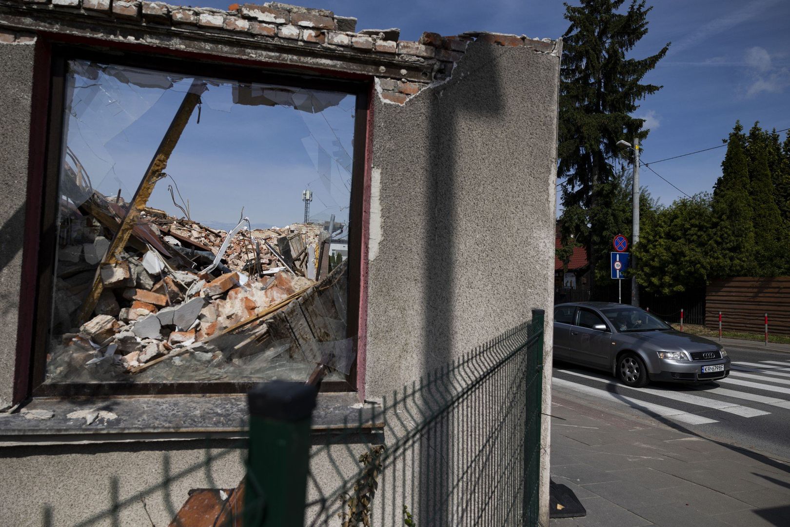 Trwa wyburzanie starych domów w rejonie pętli tramwajowej obok osiedla Widok