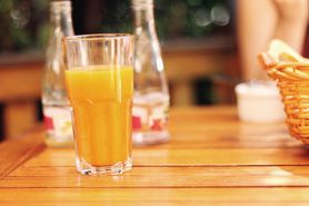 Napój pomarańczowy z dodatkiem pulpy i koncentratu, przygotowany z wodą