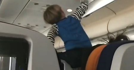 Polska stewardessa o dzieciach w samolocie. Pokazała bulwersujące nagranie