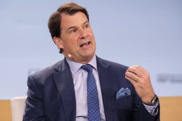 Prezes Forda krytykuje Europę za przyjęcie chińskich aut, sam ma umowę z Geely