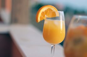 Napój pomarańczowy z dodatkiem soku, pulpy i koncentratu, przygotowany z wodą