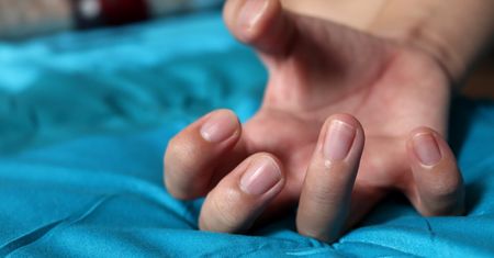 Tak rozpoznasz krwiaka mózgu. Objaw widać w oczach, ale warto przyjrzeć się też dłoniom