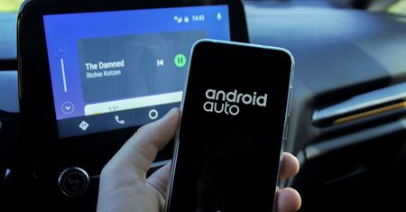 Android Auto działa także w Polsce. Potrzebny odpowiedni telefon i jeden plik