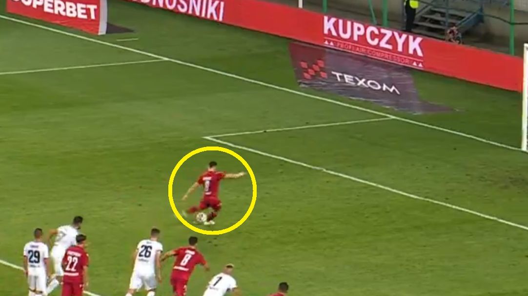 Twitter / Polsat Sport / Na zdjęciu: Angel Rodado, który wykorzystał rzut karny