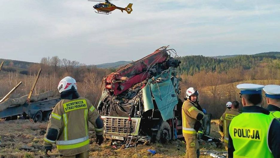 Ciężarówka spadła ze skarpy w Leszczawie Dolnej