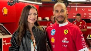 "Kobieta Bonda". Aż huczy po tym z kim spotkał się Hamilton