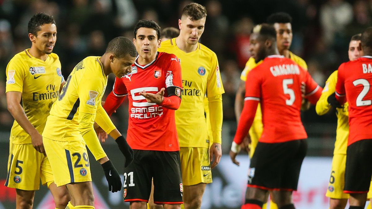 Newspix / Na zdjęciu: Kylian Mbappe oraz kontuzjowany Ismaila Sarr