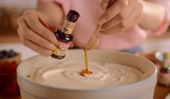 Dr. Oetker promuje na Wielkanoc swoje cukry i ekstrakty (wideo)