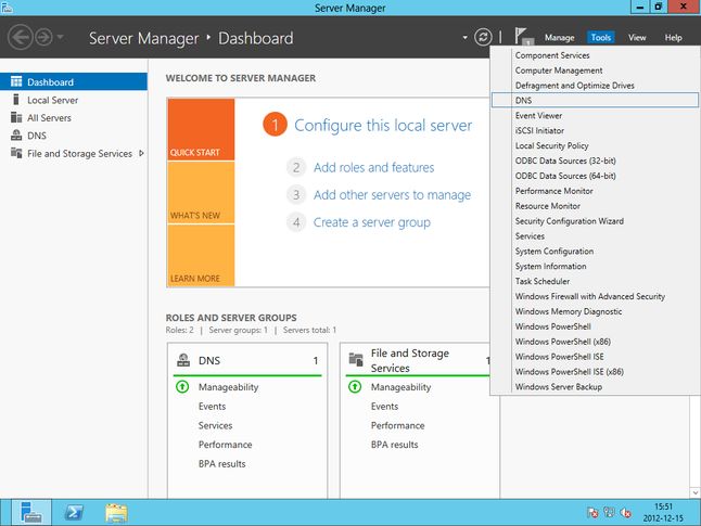 1. Uruchamiamy Server manager i z menu Tools wybieramy DNS.