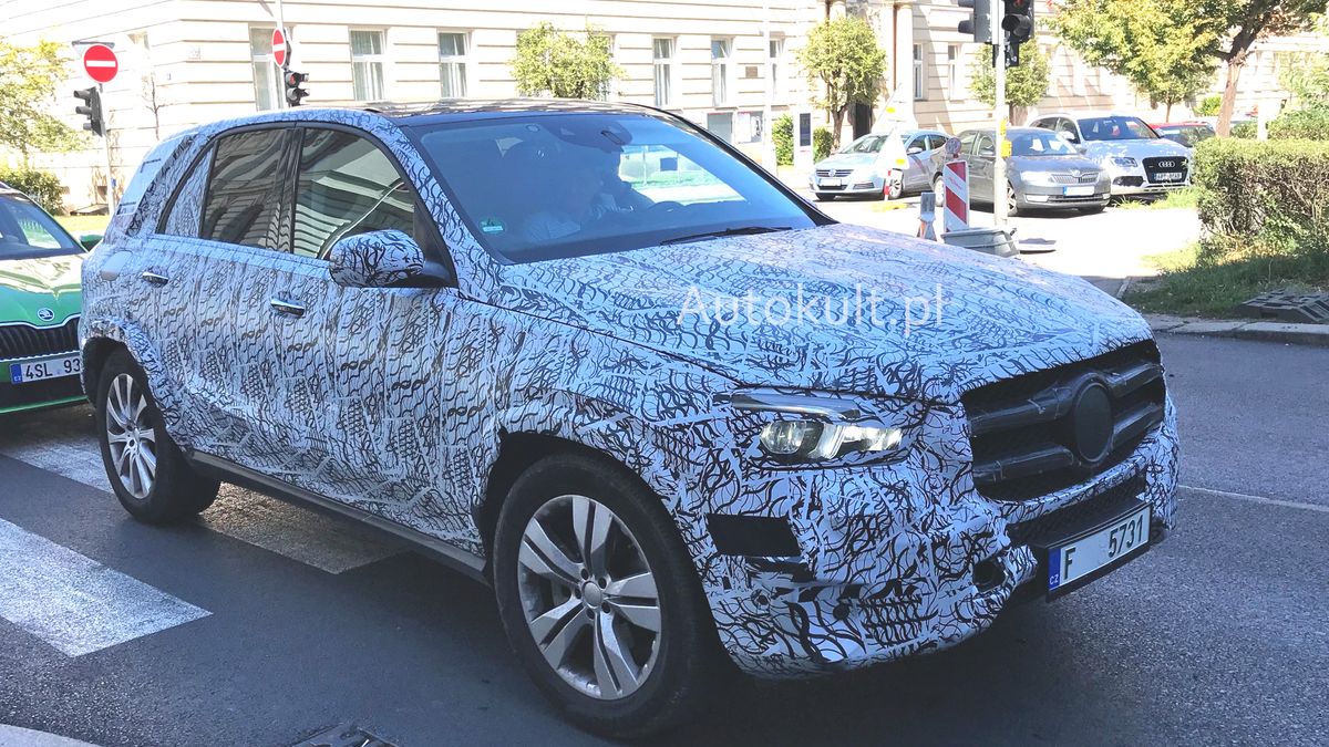 Nowy Mercedes GLE na ulicach Pragi