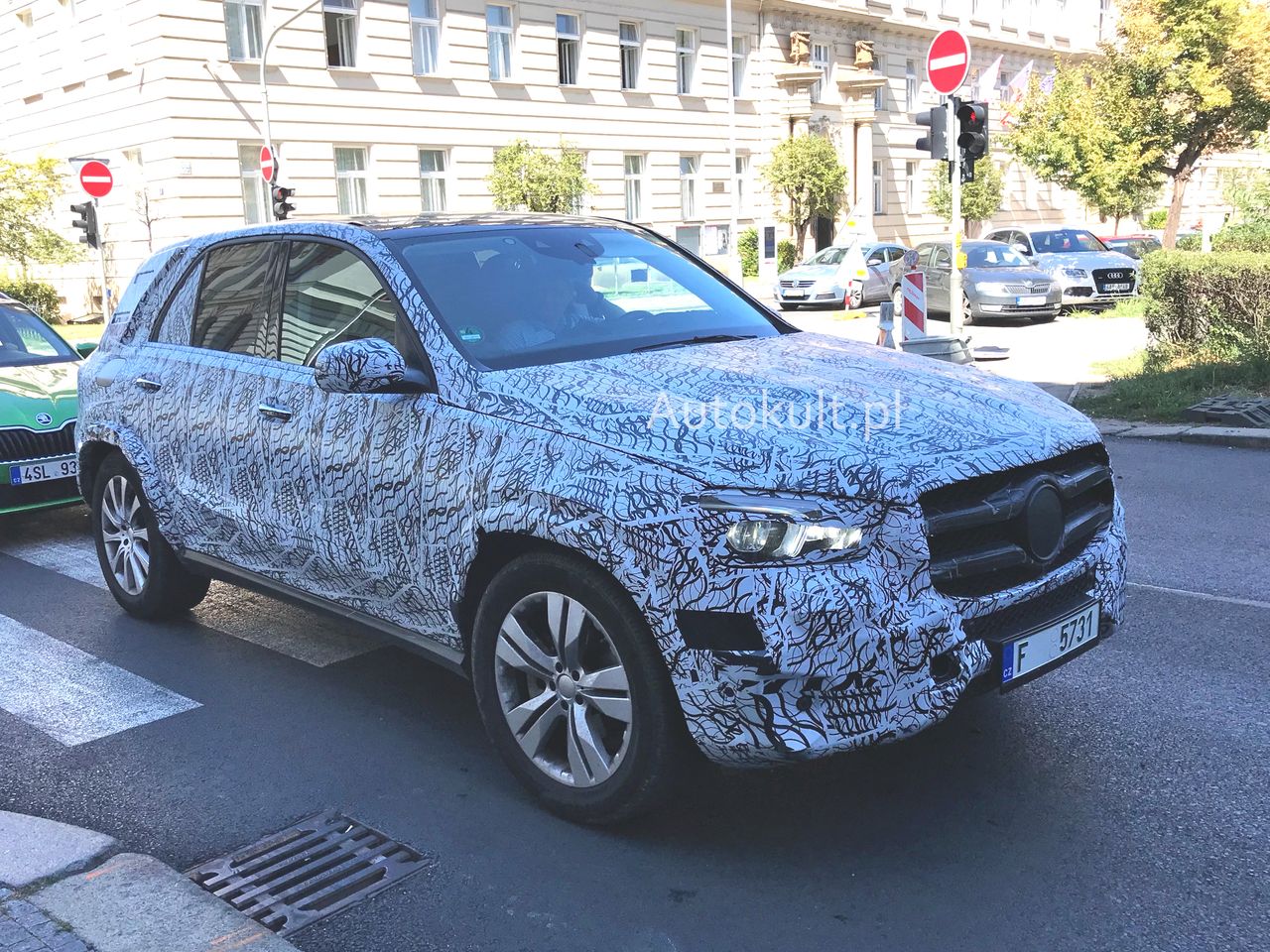 Nowy Mercedes GLE na ulicach Pragi