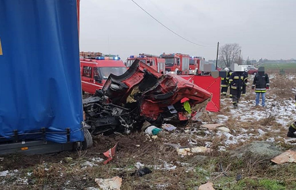 Chociszewo. Ciężarówka wjechała pod pociąg. Kierowca nie żyje