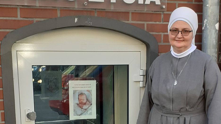 Siostra Macieja Miozga przed oknem życia we Wrocławiu