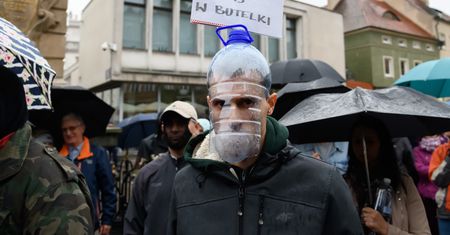 Obostrzenia w żółtej i czerwonej strefie. Czy Polacy poprawnie noszą maseczki? (Badanie)
