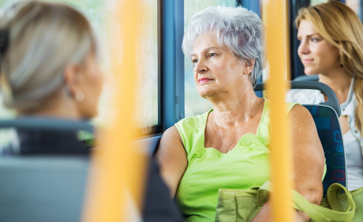 Seniorzy po 70. roku życia mogą jeździć komunikacją za darmo