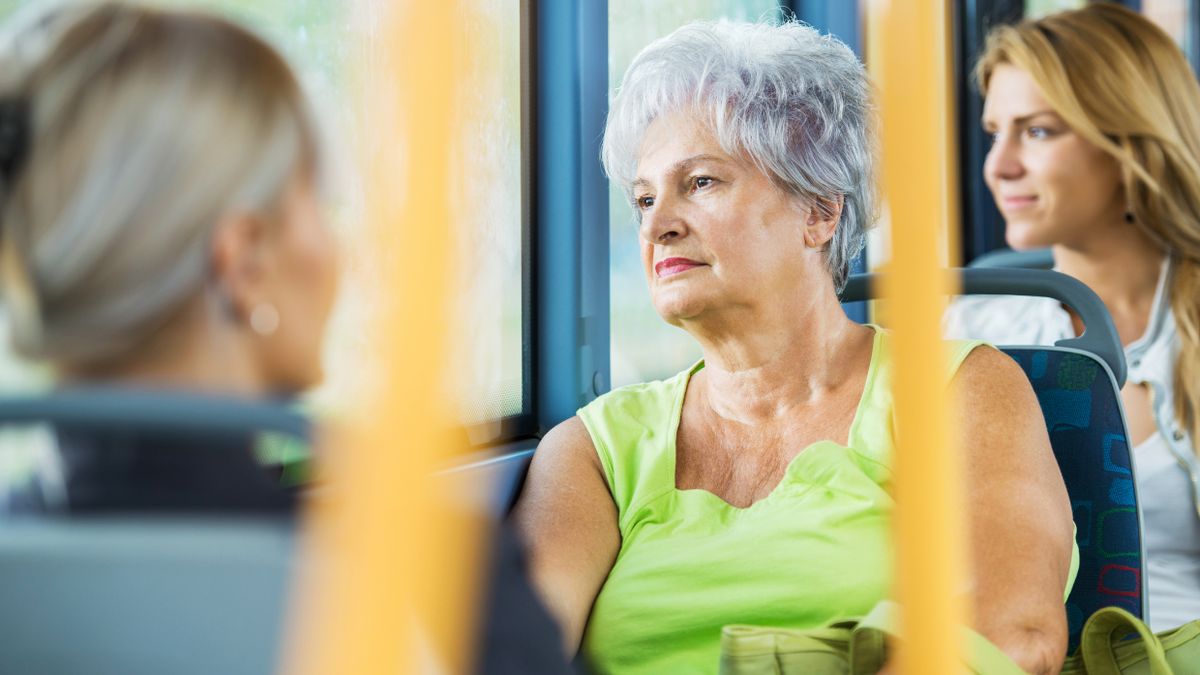 Seniorzy po 70. roku życia mogą jeździć komunikacją za darmo